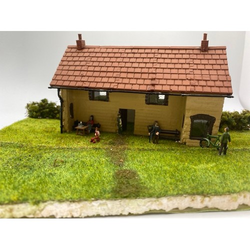 200 - Diorama 'Fancy seeing you here' depicting a building with work yard and people to the rear (1/76 sca... 