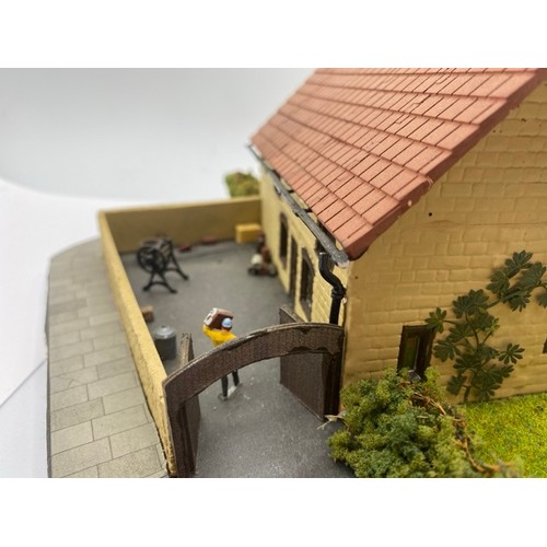 200 - Diorama 'Fancy seeing you here' depicting a building with work yard and people to the rear (1/76 sca... 