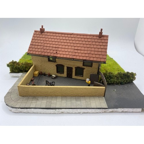 200 - Diorama 'Fancy seeing you here' depicting a building with work yard and people to the rear (1/76 sca... 