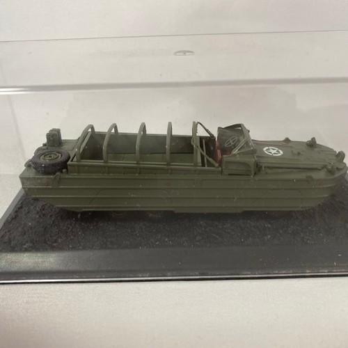 527 - 16 Military vehicles and tanks era 1939 to 1945 all except two with cases 1:72, Altaya (9) and Amerc... 