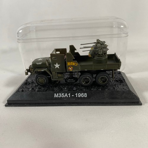 529 - 12 Military vehicles and tanks 1965 to 2007 1:72, Altaya with cases (8) and Amercom (4) - Models Ver... 