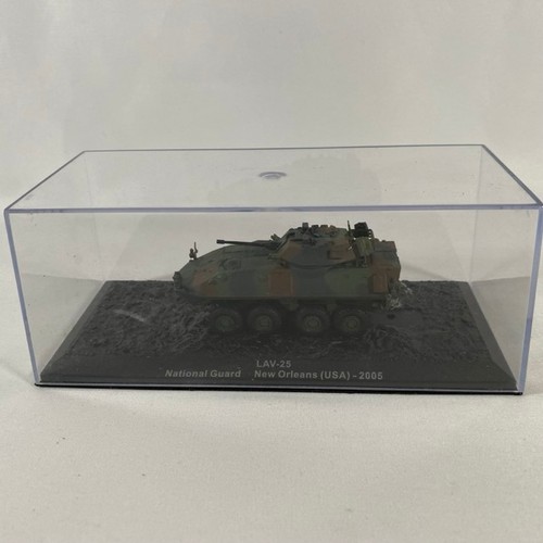 529 - 12 Military vehicles and tanks 1965 to 2007 1:72, Altaya with cases (8) and Amercom (4) - Models Ver... 