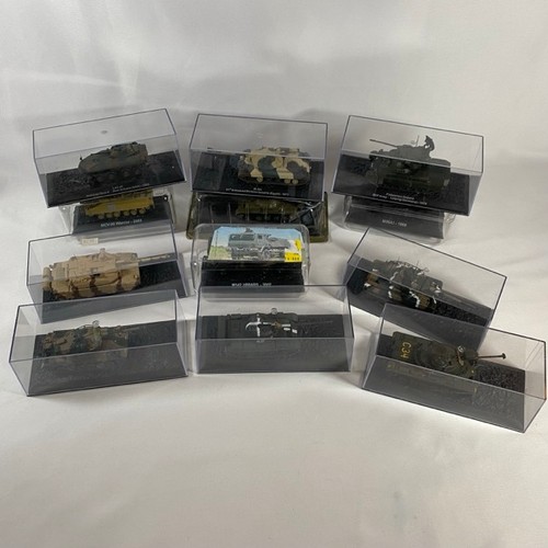 529 - 12 Military vehicles and tanks 1965 to 2007 1:72, Altaya with cases (8) and Amercom (4) - Models Ver... 