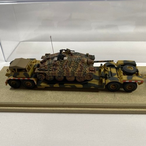 533 - 3 die-cast military vehicle scenes in display cases (manufacturer unknown) - Models Very Good, cases... 