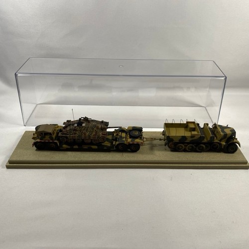 533 - 3 die-cast military vehicle scenes in display cases (manufacturer unknown) - Models Very Good, cases... 