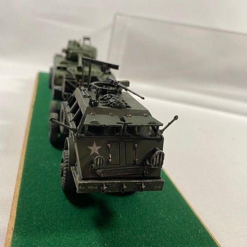 533 - 3 die-cast military vehicle scenes in display cases (manufacturer unknown) - Models Very Good, cases... 