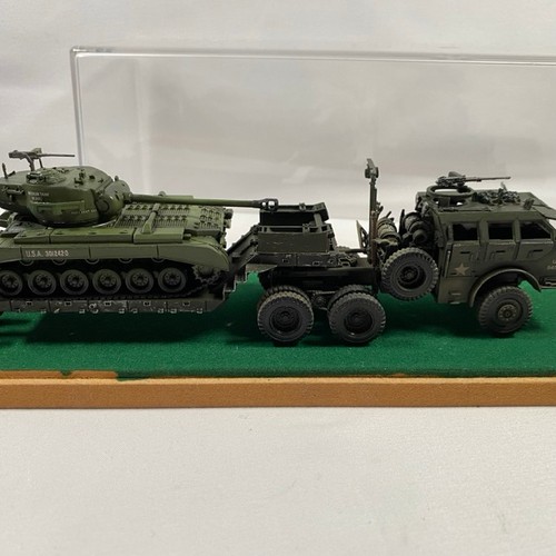 533 - 3 die-cast military vehicle scenes in display cases (manufacturer unknown) - Models Very Good, cases... 