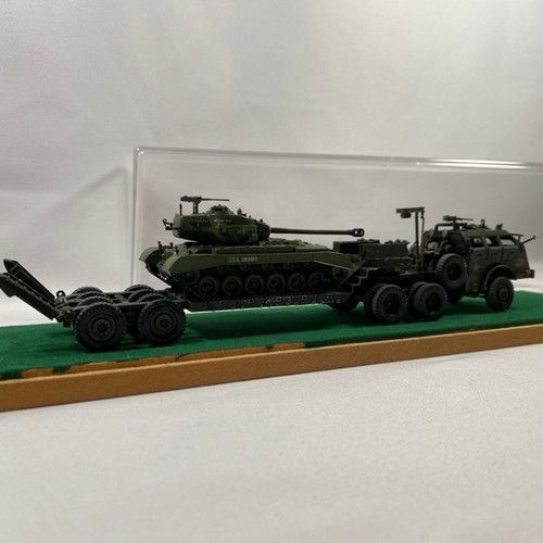 533 - 3 die-cast military vehicle scenes in display cases (manufacturer unknown) - Models Very Good, cases... 