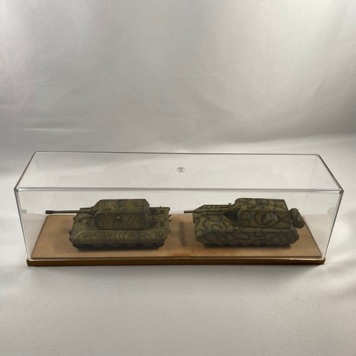 533 - 3 die-cast military vehicle scenes in display cases (manufacturer unknown) - Models Very Good, cases... 