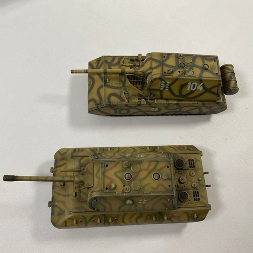 533 - 3 die-cast military vehicle scenes in display cases (manufacturer unknown) - Models Very Good, cases... 