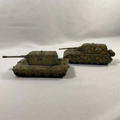 533 - 3 die-cast military vehicle scenes in display cases (manufacturer unknown) - Models Very Good, cases... 