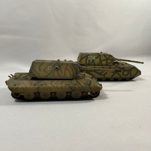 533 - 3 die-cast military vehicle scenes in display cases (manufacturer unknown) - Models Very Good, cases... 