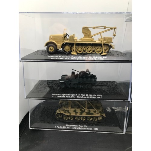 542 - 11 highly detailed Altaya (one without case) and 3 Amercom (no cases) military vehicles and tanks - ... 