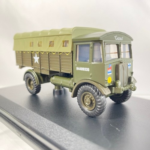 547 - 4 Oxford Diecast vintage military vehicles, no sleeves, cases one cracked - Vehicles Very Good (4) 6... 