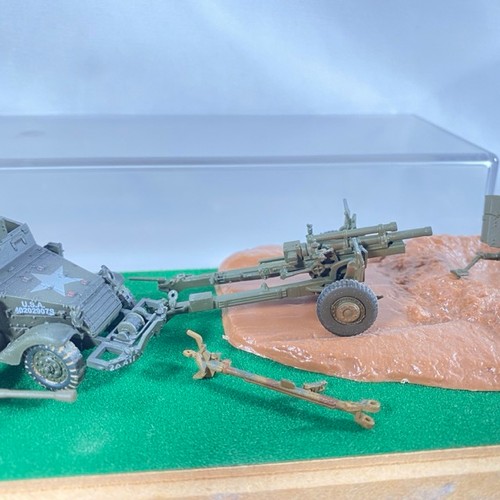 548 - Display case with two armoured vehicles, five field guns and figures, mainly Unimax - Good (1) 650g