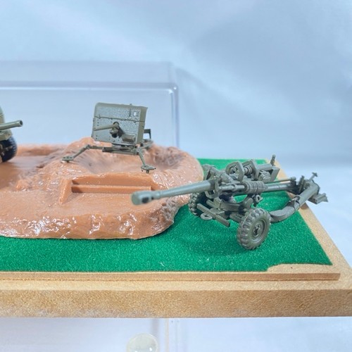 548 - Display case with two armoured vehicles, five field guns and figures, mainly Unimax - Good (1) 650g