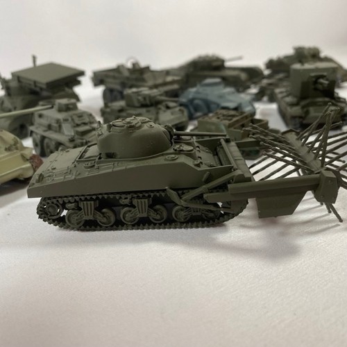 551 - 12 kit-built military vehicles 370g