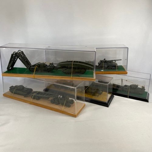 552 - 5 kit-built military vehicle scenes in display cases - Models Good, cases Good (5) 2300g