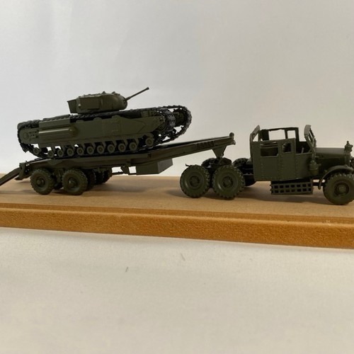 552 - 5 kit-built military vehicle scenes in display cases - Models Good, cases Good (5) 2300g