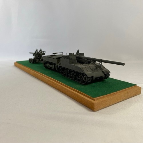 552 - 5 kit-built military vehicle scenes in display cases - Models Good, cases Good (5) 2300g