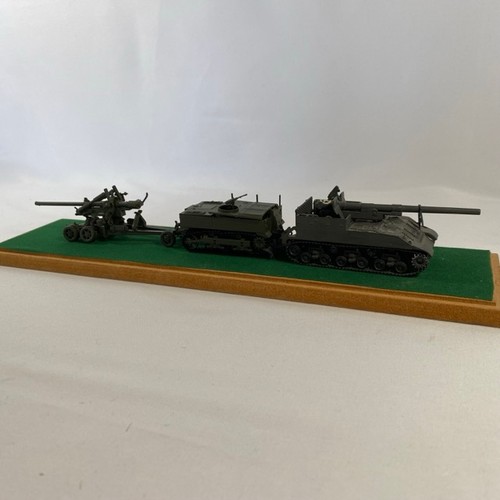 552 - 5 kit-built military vehicle scenes in display cases - Models Good, cases Good (5) 2300g