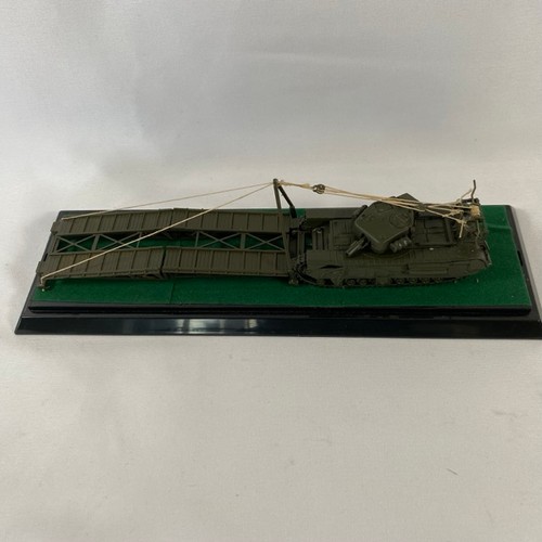 552 - 5 kit-built military vehicle scenes in display cases - Models Good, cases Good (5) 2300g