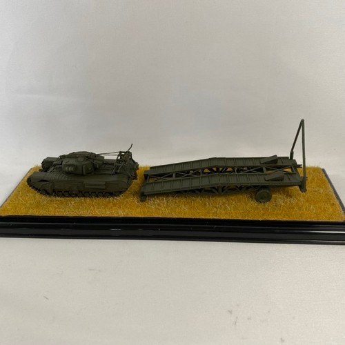 552 - 5 kit-built military vehicle scenes in display cases - Models Good, cases Good (5) 2300g