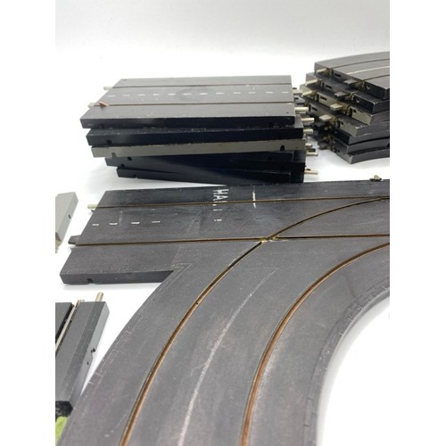 560 - Triang Minic Motorways track, M1626 junction left 90deg (1), M1611 90deg bend (7), M1604 power pick-... 