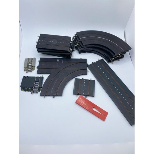 560 - Triang Minic Motorways track, M1626 junction left 90deg (1), M1611 90deg bend (7), M1604 power pick-... 