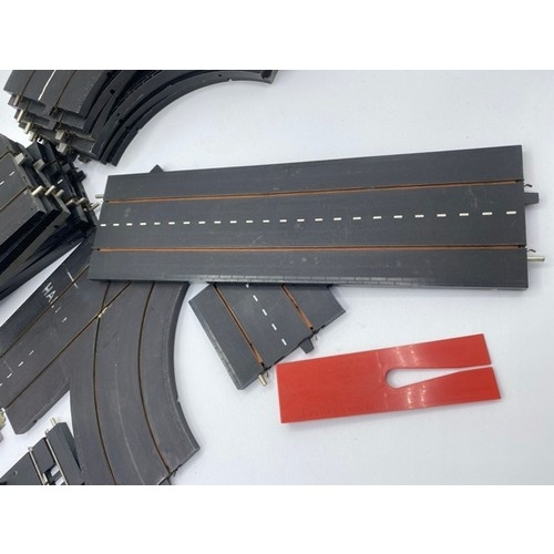 560 - Triang Minic Motorways track, M1626 junction left 90deg (1), M1611 90deg bend (7), M1604 power pick-... 