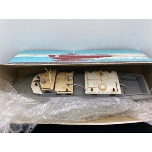 559 - Vosper RAF Crash Electric Tender boat and Billing Boats Junior F30 No.503 Kit, Vosper RAF boat (from... 