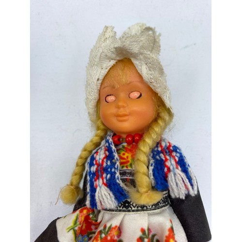 662 - Collectible 1970s Dutch Costume dolls, Boy and Girl with open/close eyes. (2) 100g