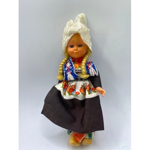 662 - Collectible 1970s Dutch Costume dolls, Boy and Girl with open/close eyes. (2) 100g