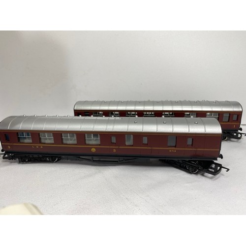 157 - 17 OO gauge coaches including Hornby, Airfix, Lima and Triang, Three Triang Crimson/Cream 1st, Resta... 