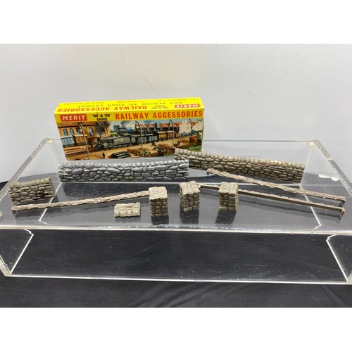 217 - Original Merit OO & HO gauge 31 empty boxes, various sizes, plus 5090 Stone walls & buttresses in a ... 