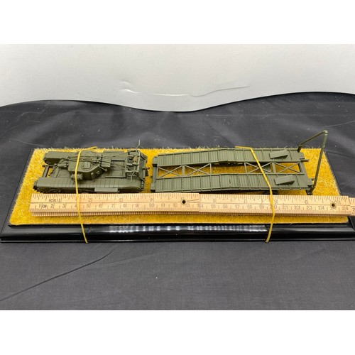 552 - 5 kit-built military vehicle scenes in display cases - Models Good, cases Good (5) 2300g