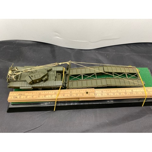 552 - 5 kit-built military vehicle scenes in display cases - Models Good, cases Good (5) 2300g