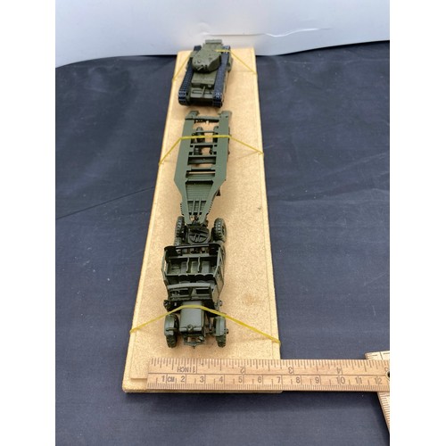 552 - 5 kit-built military vehicle scenes in display cases - Models Good, cases Good (5) 2300g