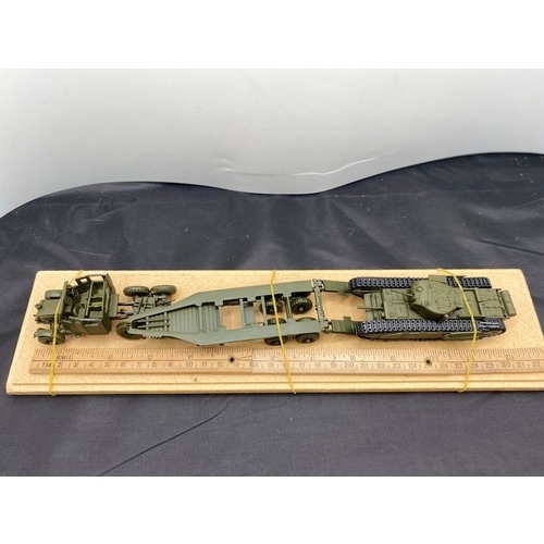 552 - 5 kit-built military vehicle scenes in display cases - Models Good, cases Good (5) 2300g