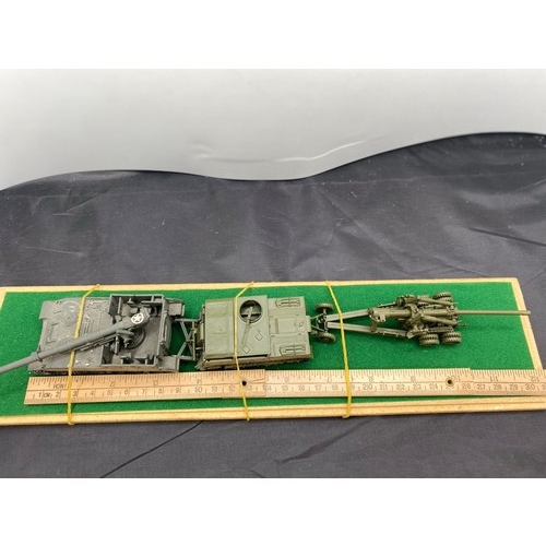 552 - 5 kit-built military vehicle scenes in display cases - Models Good, cases Good (5) 2300g