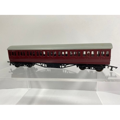 282 - Brass painted OO gauge coach Crimson with Grey roof, nine compartments with five figures, nicely pai... 