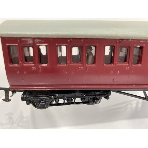 282 - Brass painted OO gauge coach Crimson with Grey roof, nine compartments with five figures, nicely pai... 