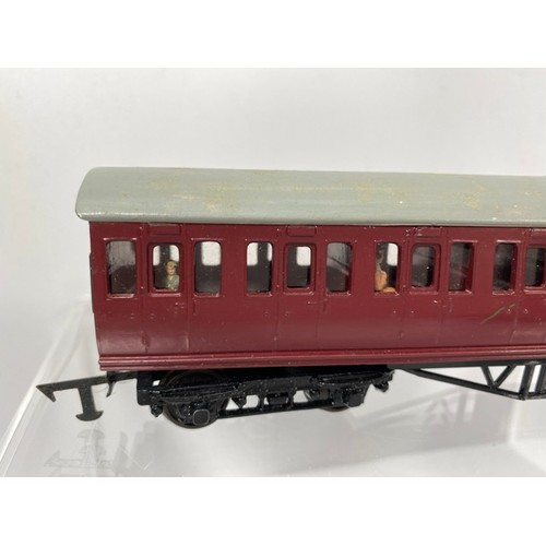 282 - Brass painted OO gauge coach Crimson with Grey roof, nine compartments with five figures, nicely pai... 