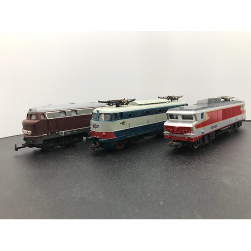 255 - Three Continental HO Locomotives, Tested Runners, Rivarossi Blue/Grey E444 027 Electric Loco with Pa... 