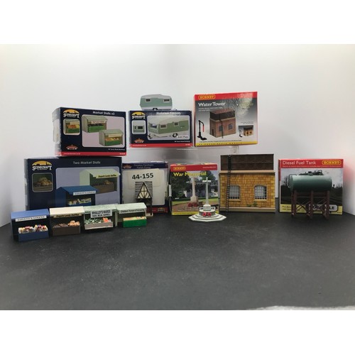 435 - Seven OO Gauge Scenic items Skaledale and Scenecraft, to include Pendon Farnham Parish pump, Muskete... 