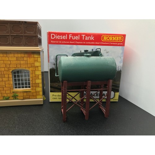 435 - Seven OO Gauge Scenic items Skaledale and Scenecraft, to include Pendon Farnham Parish pump, Muskete... 