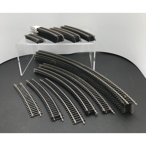 400 - A quantity of Hornby OO gauge track in Good condition, Points R8072(4) R8073(11) R8074(2) R8075(2) R... 