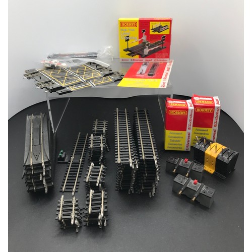 400 - A quantity of Hornby OO gauge track in Good condition, Points R8072(4) R8073(11) R8074(2) R8075(2) R... 