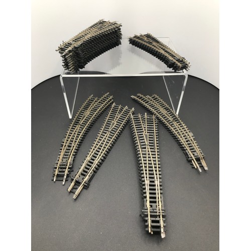 400 - A quantity of Hornby OO gauge track in Good condition, Points R8072(4) R8073(11) R8074(2) R8075(2) R... 