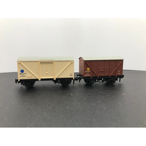 349 - Twenty-five Dublo Rolling-stock wagons, Boxed and un-boxed, including Saxa Salt, 4605 40 Ton Bogie W... 